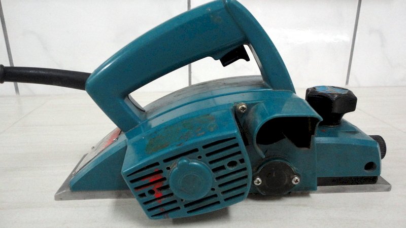 PLAINA MANUAL MAKITA